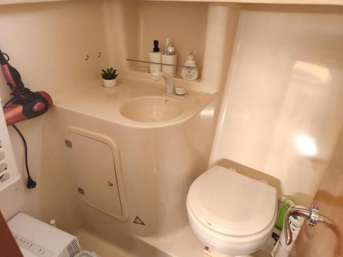 a small bathroom with a toilet and a sink at Huifeng Chen in Lisbon