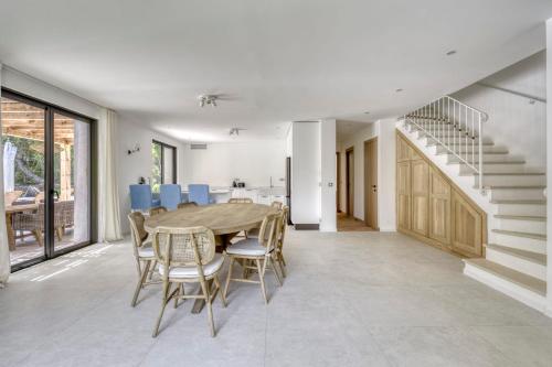 une salle à manger avec une table et des chaises dans l'établissement Luxurious Villa facing the Baie des Canebiers, à Saint-Tropez