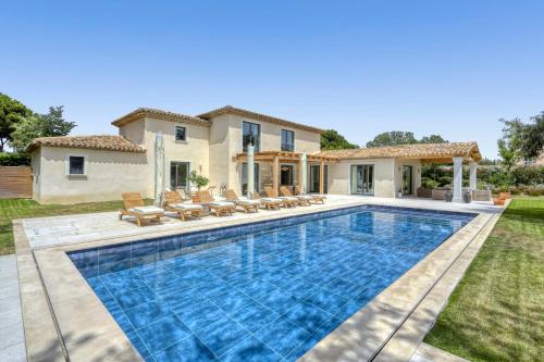 une piscine dans l'arrière-cour d'une maison dans l'établissement Luxurious Villa facing the Baie des Canebiers, à Saint-Tropez