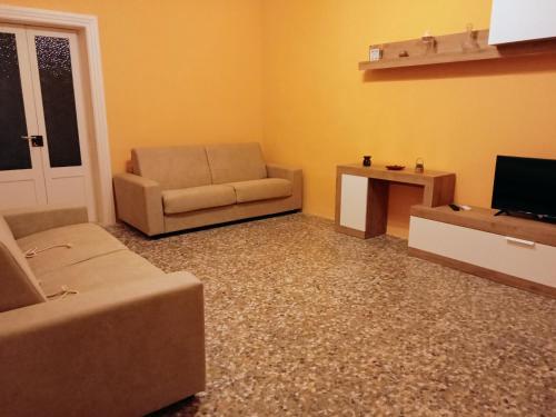 a living room with a couch and a television at Il Maestrale in Sava