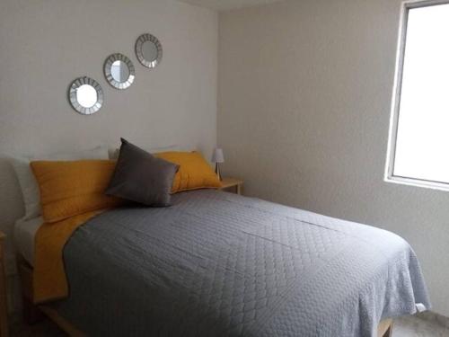 Ένα ή περισσότερα κρεβάτια σε δωμάτιο στο LISBOA Hermoso departamento para 6 personas en cdmx