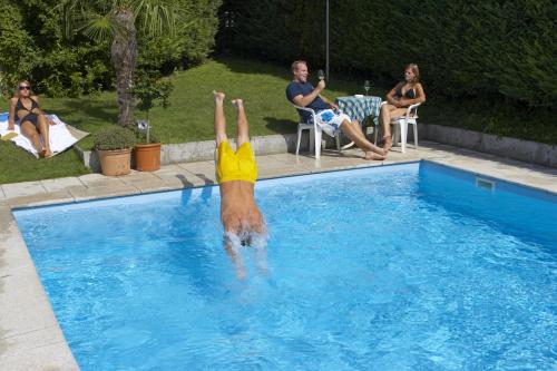 Hotel Sparerhof في Vilpiano: الشخص يغوص في المسبح