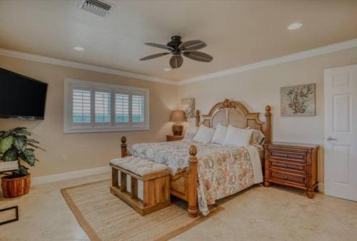 a bedroom with a bed and a ceiling fan at Salty Slumber Relaxing 2 bedroom 2 bath Get Away in the Lower Keys in Summerland Key