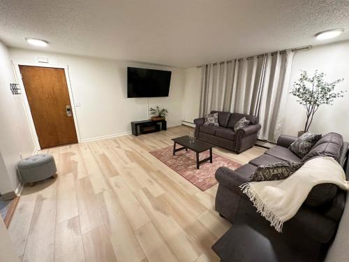 Sala de estar con 2 sofás y TV en Stay Anchorage! Furnished Two Bedroom Apartments With High Speed WiFi, en Anchorage
