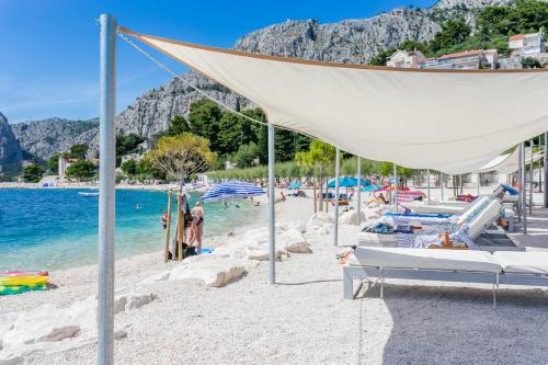 Apartments with a parking space Omis - 13785