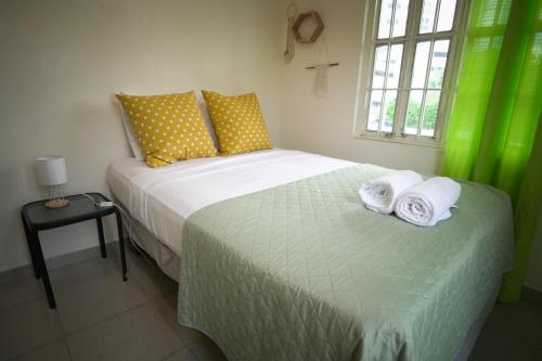 1 dormitorio con 1 cama con 2 toallas en Kilian Beach House, en Playa Blanca