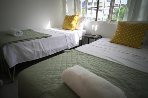 Habitación con 2 camas y ventana en Kilian Beach House, en Playa Blanca