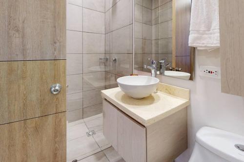 a bathroom with a bowl sink and a shower at Exclusivo Loft Cabrera 85-12 in Bogotá