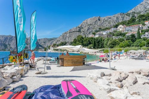 Fotografia z galérie ubytovania Apartments with a parking space Omis - 15767 v Omise