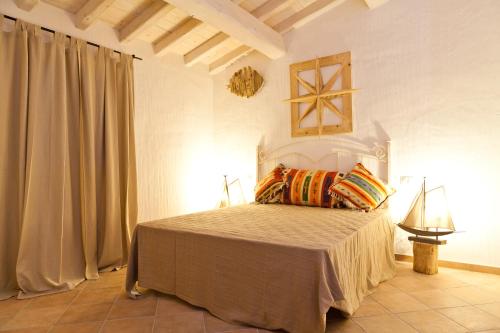 ムルタ・マリアにあるSmart Appart Nice Sardiniaのベッドルーム1室(枕2つ付)