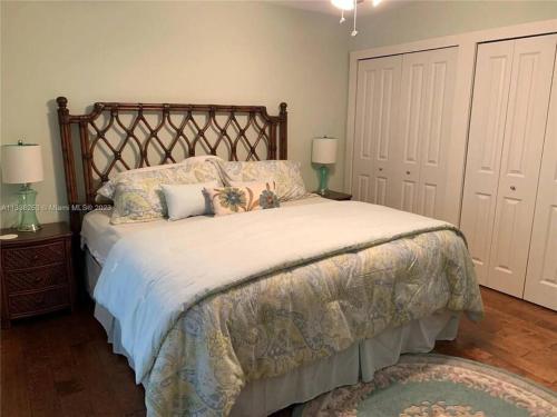a bedroom with a large bed with pillows on it at Mojito Breeze Getaway sleeps 11 and 2 full bathroom islamorada tavanier dock in Tavernier