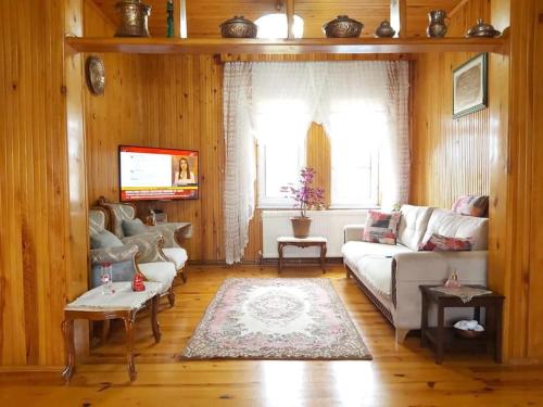 een woonkamer met een bank en een tafel bij Sakin Köy Evi Kaçamağı in Arsin