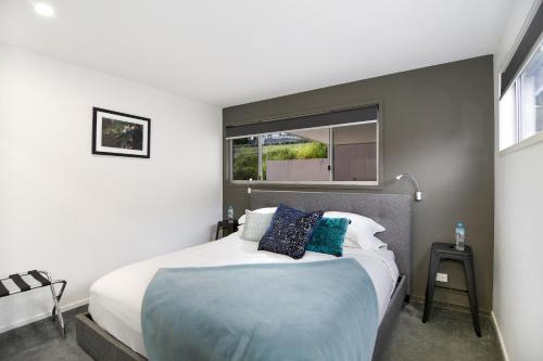 une chambre avec un grand lit et une fenêtre dans l'établissement Coral Villa, à Maleny