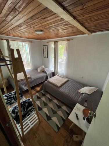 a small room with two beds and a ladder at Hostal waiwen in Matanzas