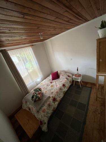 a small bedroom with a bed and a window at Hostal waiwen in Matanzas