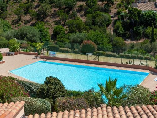 - une vue sur la piscine et la montagne dans l'établissement Apartment in Provence near Saint Tropez Beach, à Roquebrune-sur Argens
