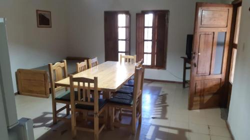 - une salle à manger avec une table et des chaises en bois dans l'établissement Punta del Barro, à Iglesia