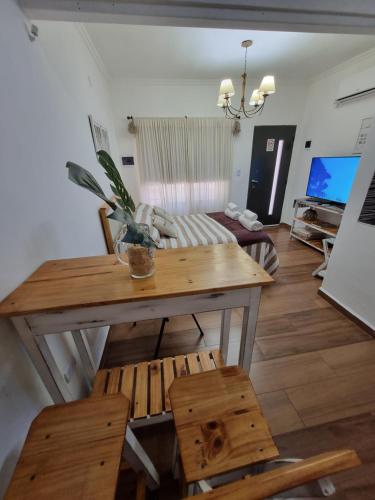 a table and chairs in a living room with a couch at Room Center monoambiente estudio en pleno centro in Posadas