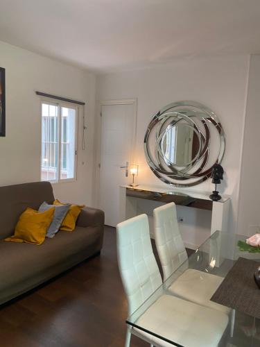 a living room with a couch and a mirror at Piso en el centro de Madrid in Madrid