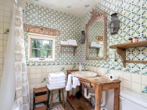 bagno con lavandino e specchio di El Nido Lane Tesuque, 1 Bedroom, Sleeps 2, Private Yard, WiFi, Washer/Dryer a Santa Fe