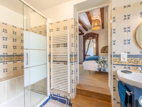 een badkamer met een douche en een wastafel bij Gîte Thibivillers, 5 pièces, 7 personnes - FR-1-526-41 in Thibivillers