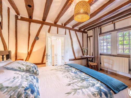 una camera con un grande letto in una stanza con soffitti in legno di Gîte Thibivillers, 5 pièces, 7 personnes - FR-1-526-41 a Thibivillers