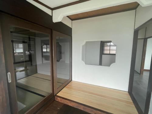 Zimmer mit Glastüren und einer weißen Wand in der Unterkunft SEA&SEE KOSE in Kose
