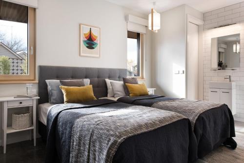 1 dormitorio con 1 cama grande con almohadas amarillas en Green Retreat Passive House, en Hepburn Springs