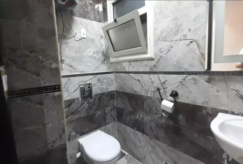 a bathroom with a toilet and a sink and a mirror at the house in Cairo