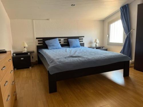 een slaapkamer met een groot bed met blauwe kussens bij Appartement Cap d'Agde, 3 pièces, 6 personnes - FR-1-749-8 in Cap d'Agde