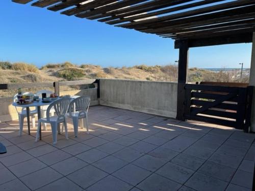 Appartement T3 à Cap d'Agde, 6 pers, au bord de la plage avec parking et terrasse - FR-1-749-13