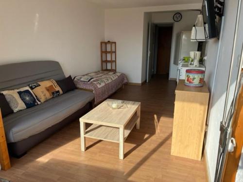 un salon avec un canapé et une table basse dans l'établissement Studio 5 personnes, plage à deux pas, parking gratuit - FR-1-749-20, au Cap d'Agde