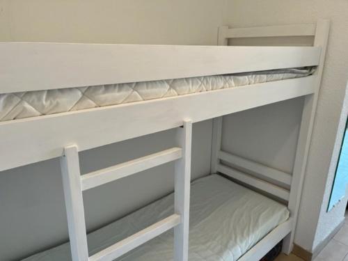 un lit superposé dans une chambre avec un lit superposéweredotentotent dans l'établissement Studio Cabine Climatisé pour 4 avec Parking, à 10 min de la Plage, WIFI et Animaux Acceptés - FR-1-749-5, au Cap d'Agde