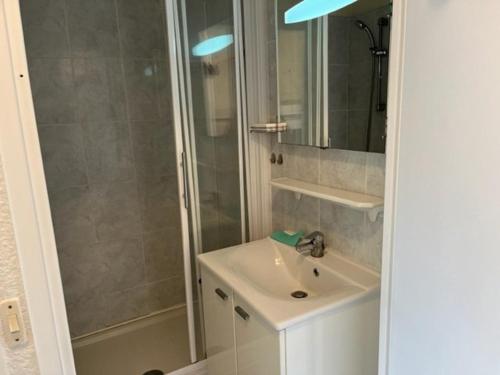 une salle de bain avec un lavabo et une douche dans l'établissement Studio Cabine Climatisé pour 4 avec Parking, à 10 min de la Plage, WIFI et Animaux Acceptés - FR-1-749-5, au Cap d'Agde