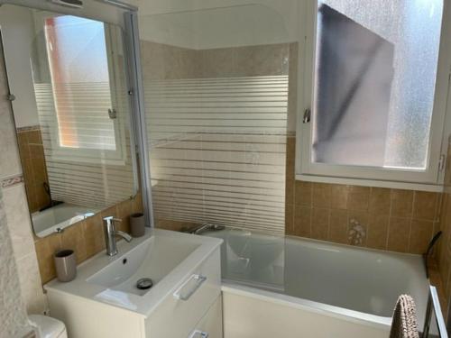 une salle de bain avec un lavabo, une baignoire et des toilettes dans l'établissement Appartement Rénové avec Clim, Parking, Piscine—Proche Commerces, Plage et Port au Cap d'Agde - FR-1-749-6, au Cap d'Agde