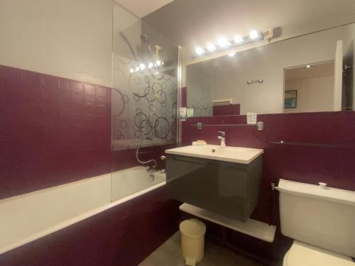 une salle de bain avec un lavabo, des toilettes et un miroir dans l'établissement T2 de charme avec parking privé, à 100m de la plage, en plein cœur d'Arcachon - FR-1-374-216, à Arcachon