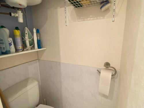 une salle de bain avec des toilettes et un rouleau de papier toilette dans l'établissement Studio Cabine 4 Pers avec Terrasse, Face Mer, Accès Direct Plage, Proche Commerces et Parc Aqualand - FR-1-81-600, au Barcarès