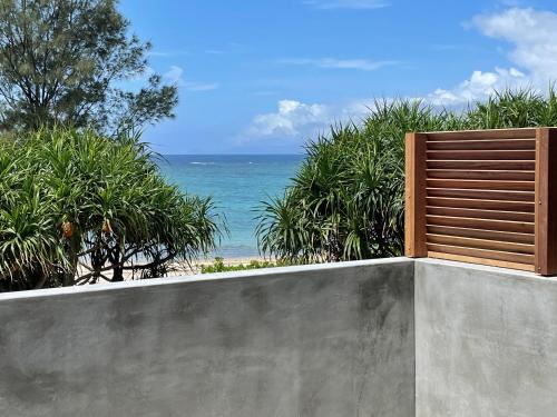 una pared con vistas a la playa y al océano en Amami 与庵 en Amami