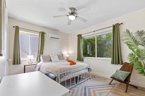 ein Schlafzimmer mit einem Bett und einem großen Fenster in der Unterkunft Enchanting cozy Apartment 10 min away from airport, Calle 8, Brickell, Coral Gables, the beach and more! in Miami