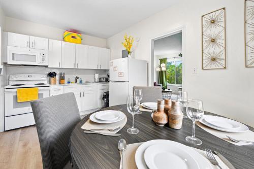 uma cozinha e sala de jantar com mesa e cadeiras em Enchanting cozy Apartment 10 min away from airport, Calle 8, Brickell, Coral Gables, the beach and more! em Miami