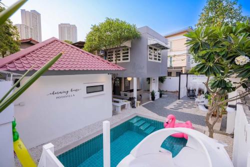 obraz domu z basenem i zjeżdżalnią wodną w obiekcie Charming House poolvilla w mieście Pattaya North