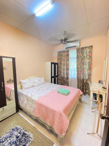 Schlafzimmer mit einem Bett und einem Spiegel in der Unterkunft The Z Homestay in Jitra