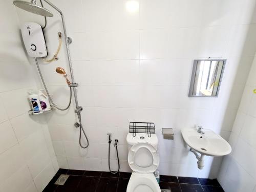 a bathroom with a toilet and a sink at Comfy 6 Guest 2 Rooms VIM3 ISP School, Desa Parkcity, One Utama, Bandar Menjalara, Kepong, Sri Damansara, Mutiara Damansara, Damansara Perdana, Kota Damansara, Kuala Lumpur in Kuala Lumpur