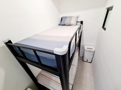 a bedroom with a bunk bed in a room at Comfy 6 Guest 2 Rooms VIM3 ISP School, Desa Parkcity, One Utama, Bandar Menjalara, Kepong, Sri Damansara, Mutiara Damansara, Damansara Perdana, Kota Damansara, Kuala Lumpur in Kuala Lumpur