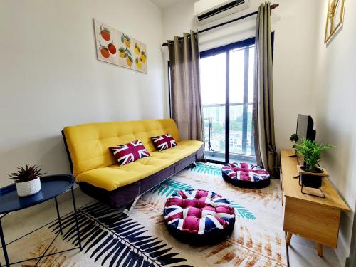 een woonkamer met een gele bank en een raam bij Comfy 6 Guest 2 Rooms VIM3 Desa Parkcity, One Utama, Bandar Menjalara, Kepong, Sri Damansara, Mutiara Damansara, Damansara Perdana, Kota Damansara, Kuala Lumpur in Kuala Lumpur
