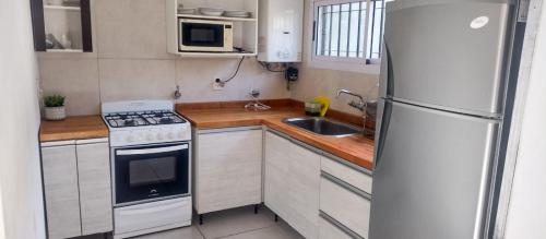 Una cocina o kitchenette en Casa Ideal Para Familias En Córdoba Argentina
