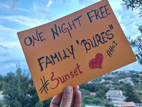 洛夫蘭的住宿－Sunset，持着一个标志,读过一晚的自由家庭咬我丈夫的人