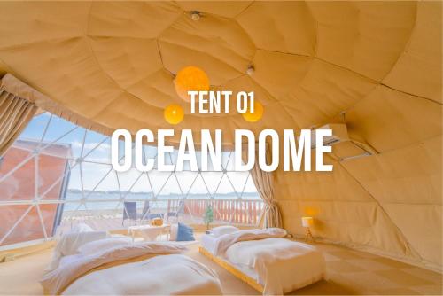 1 dormitorio con 2 camas en la cúpula del océano en GLAMPDOME SETOUCHI-SHIMANAMI, en Onomichi