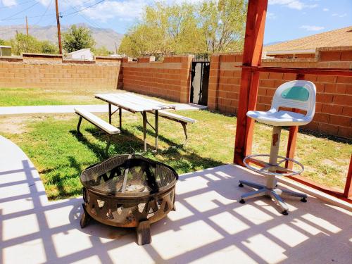 een grill en een stoel en een tafel op een patio bij White Sands Retreat in Alamogordo