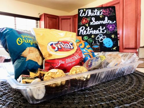 een mand chips en andere snacks op een toonbank bij White Sands Retreat in Alamogordo